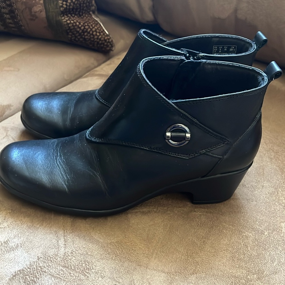 Clark's Booties Leather Uppers Worn very little excellent condition